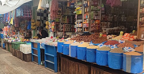 التجار والمهنيون يحذرون من أزمة اقتصادية ويطالبون بإلغاء عمولات الأداء الإلكتروني