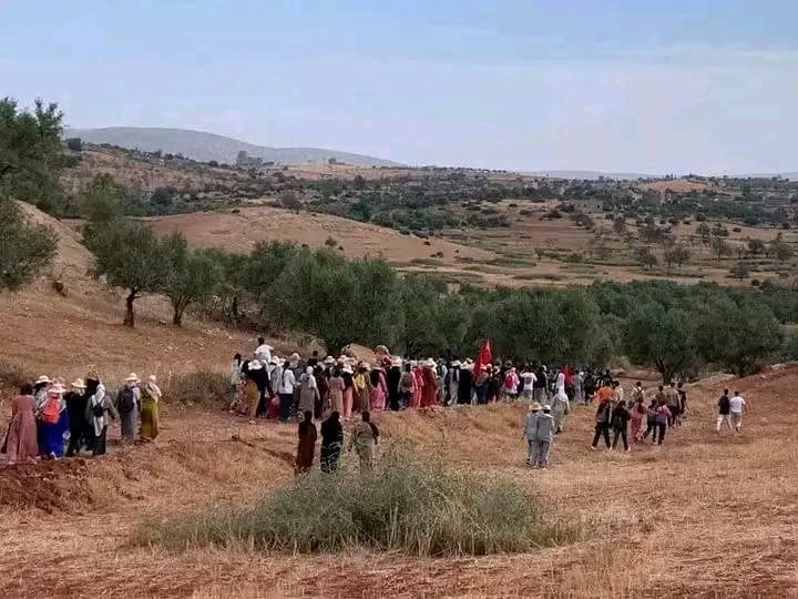 أزيلال... سكان وتلاميذ دوار تشواريت يحتجون مشيا على الأقدام للمطالبة بالنقل المدرسي