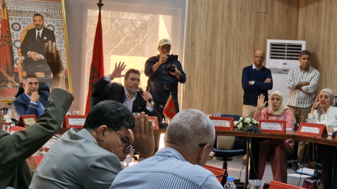 جهة سوس تصادق على إحداث شركة للذكاء الترابي وسط سجال حاد حول نجاعة تدبير الشركات الجهوية (فيديو)