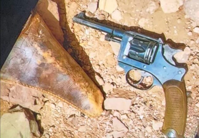 طنجة: العثور على مسدس وعدد من الخراطيش مدفونة داخل حمام منزل ببني مكادة – اليوم 24