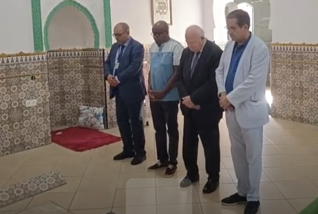 رفقة رئيس منتدى أصيلة..."موراتينوس" وزير خارجية اسبانيا سابقا والخبير "كباتيندي" يقومون بزيارة وفاء لقبر الراحل بن عيسى