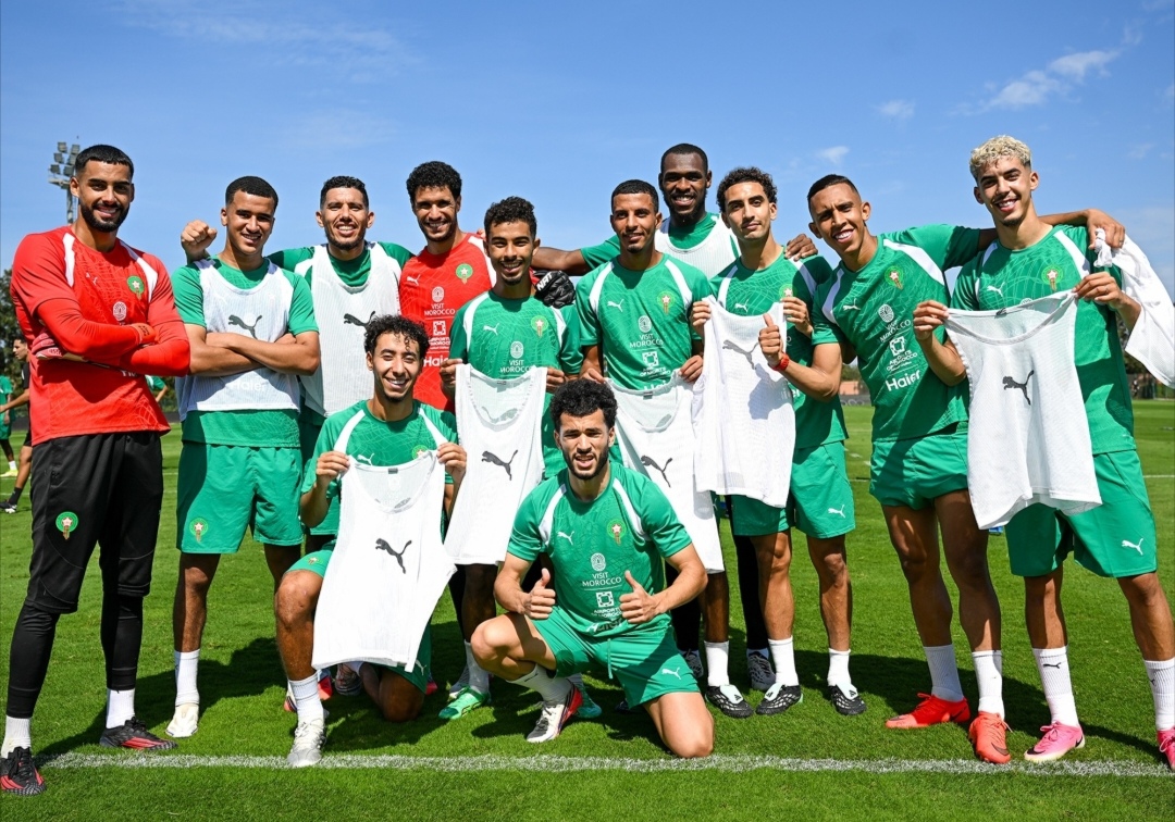 بعثة المنتخب المغربي تحط الرحال بطنجة استعدادا لمواجهة مالي وديا