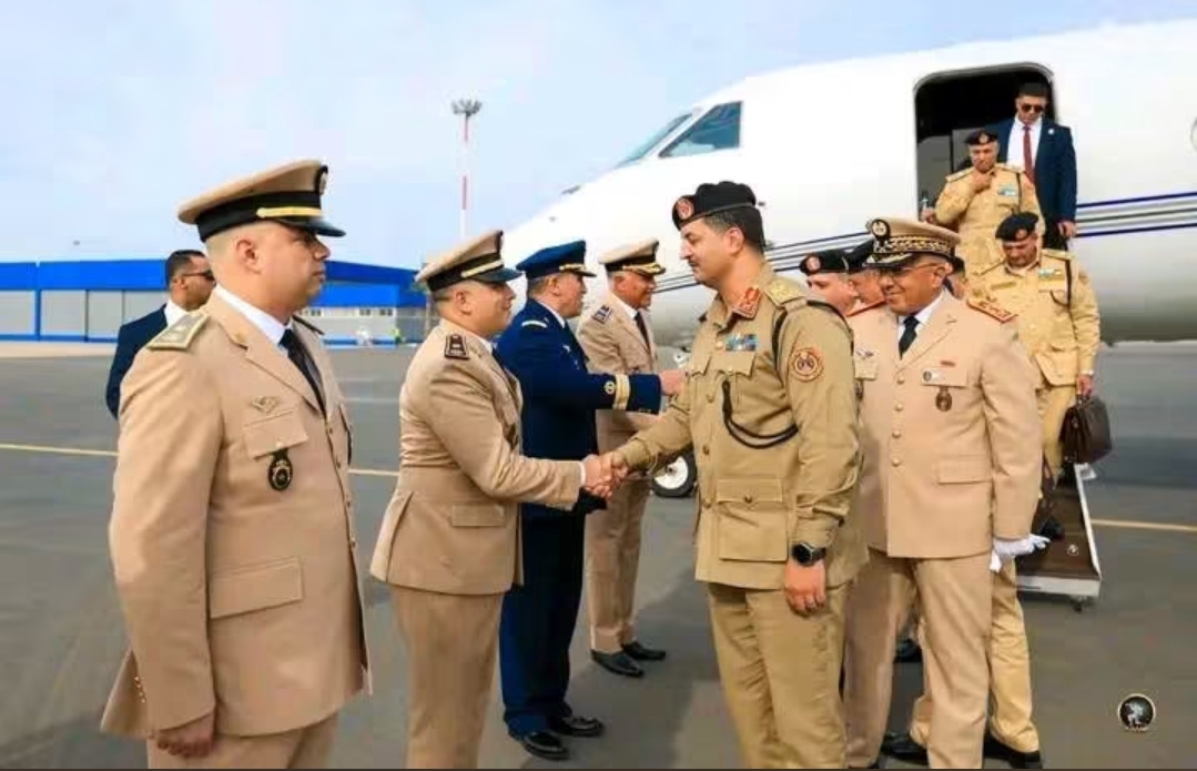 الجنرال الليبي حفتر يصل إلى المغرب في زيارة رسمية ويُستقبل من طرف مسؤولين كبار في القوات المسلحة