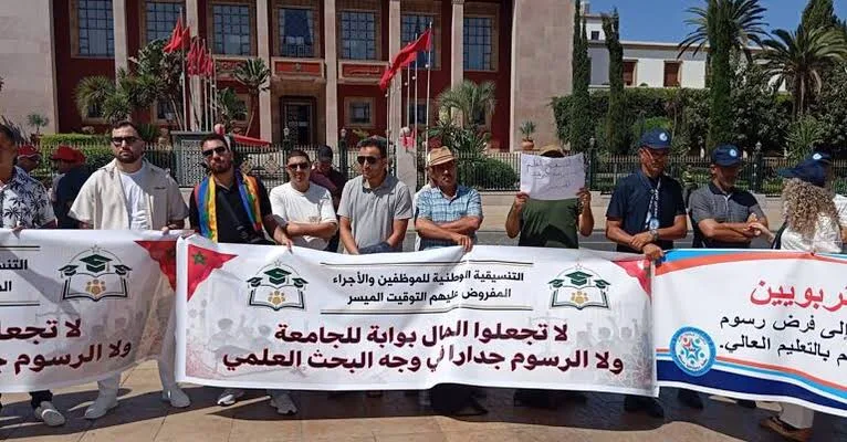 الموظفون والأجراء المفروض عليهم التوقيت الميسر يحتجون أمام البرلمان ضد رسوم التعليم الجامعي
