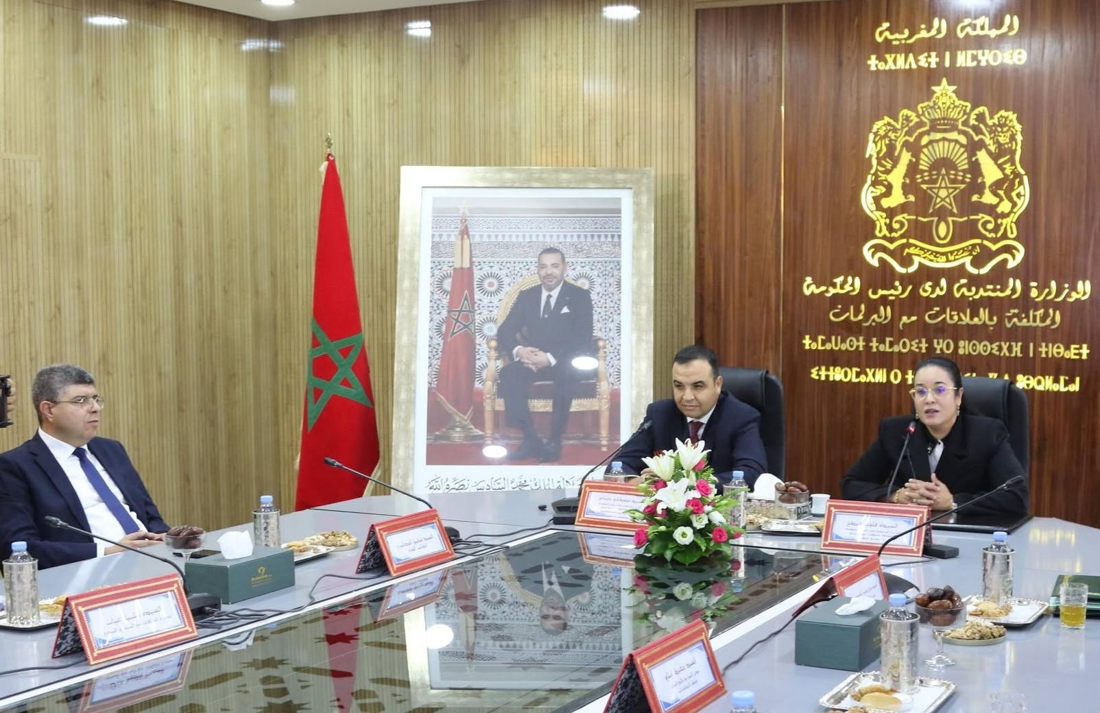 مسؤول بوزارة العلاقات مع البرلمان يصطحب شابة إلى مكتبه خارج أوقات العمل.. ومخاوف من طي الملف